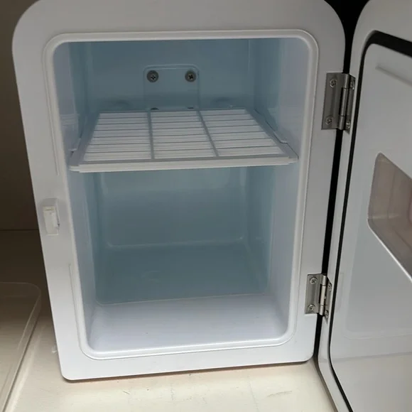 Frigidaire Mini Skincare fridge - Picture 2 of 3